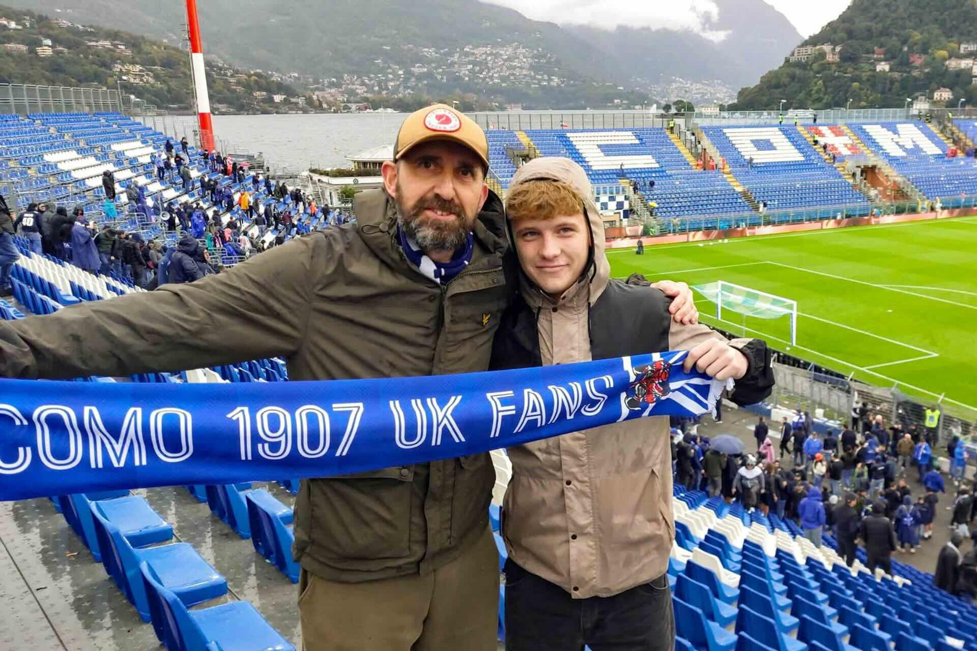 I tifosi inglesi supportano la comunità locale